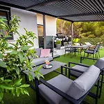 아파트 My Adriatic Place With Private Garden And Garage