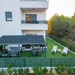 My Adriatic Place With Private Garden And Garage 아파트 *