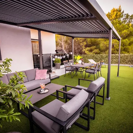 My Adriatic Place With Private Garden And Garage Apartman