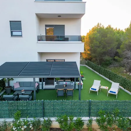 My Adriatic Place With Private Garden And Garage Apartman *