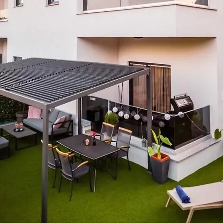 My Adriatic Place With Private Garden And Garage Apartamento *