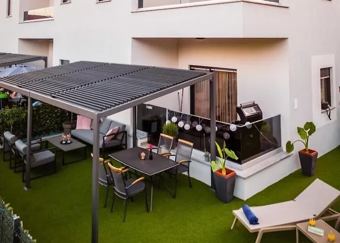 My Adriatic Place With Private Garden And Garage Апартаменты *