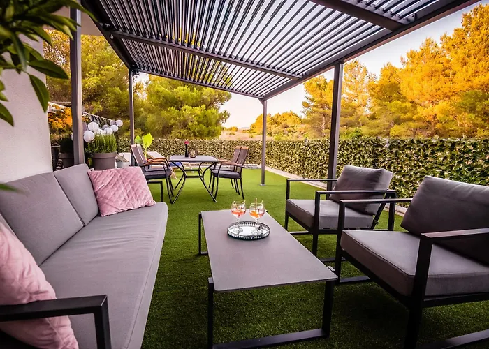 My Adriatic Place With Private Garden And Garage Шибеник